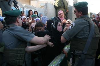 أحد جنود الاحتلال يعتدي على فلسطينية عند حاجز في بيت لحم بينما كانت في طريقها للصلاة في القدس في آخر جمعة من رمضان أمس 