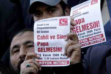 ناشطون إسلاميون يرفعون لافتات تدعو الى التظاهر يوم زيارة البابا في اسطنبول أمس 