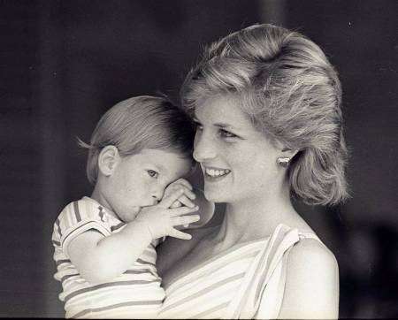 الاميرة ديانا وهي تحمل ابنها الامير هاري في صورة بتاريخ 9 اغسطس آب 1988.