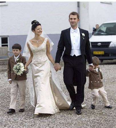 العروس الكسندرا وزوجها مارتن يورجنسن وابناها الاميران فليكس (إلى اليمين) ونيقولاي بعد الزفاف يوم السبت