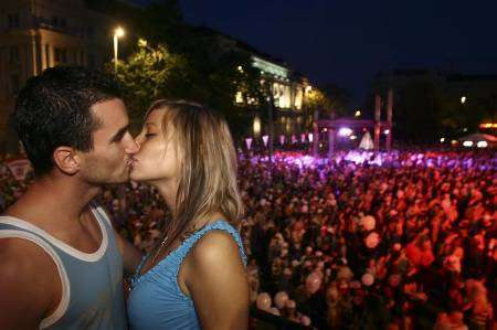 زوجان يشتركان في تحقيق رقم قياسي في التقبيل خارج مبنى البرلمان المجري في بودابست يوم السبت