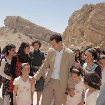 صورة للرئيس بشار الأسد وعقيلته تعود للعام 2008 في بلدة معولا خلال مشاركتهما في افتتاح جناح لتربية اليتيمات 