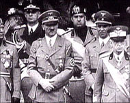 لوحات أدولف هتلر (وسط) تكمن أهميتها في كونها تحمل توقيعه 