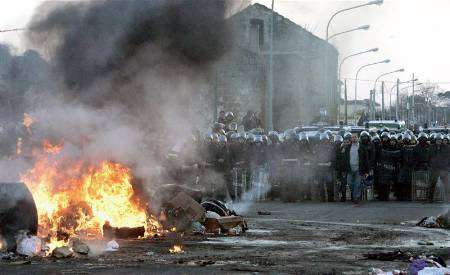 الشرطة تحرق نفايات بأحد شوارع نابولي في الثامن من يناير كانون الثاني الجاري 