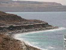 مياه البحر الميت تنخفض بمعدل 3 أقدام سنوياً