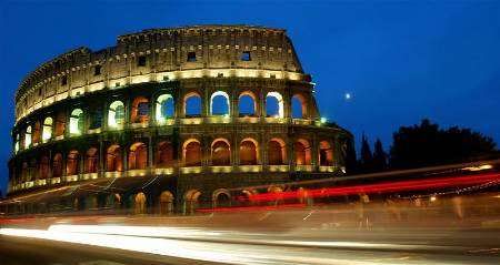 صورة للمدرج الروماني في روما وهو مضاء في عام 2003