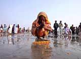 متعبدة هندوسية على ضفاف نهر الغانج