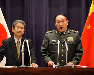 وزيرا دفاع الصين (يمين) واليابان أثناء مؤتمر صحفي سابق بينهما.jpg
