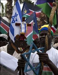 سودانيون جنوبيون يرفعون علمي إسرائيل و«دولة» الجنوب في تل أبيب أمس