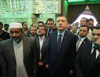 أردوغان داخل مرقد الإمام علي في النجف أمس