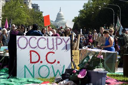 أميركيون يتظاهرون في واشنطن أمس في إطار حملة «احتلال وول ستريت» (أ ب أ) 