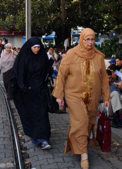 مظاهر التديّن في الشارع التونسي (فتحي بلعيد ــ أ ف ب)