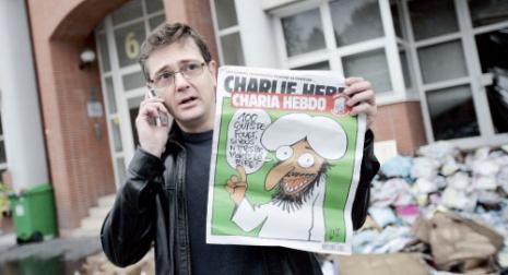 Charb أمام مقر «شارلي إيبدو»