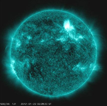 صورة ملوّنة وزعها «مركز دينامية الشمس» التابع لوكالة «ناسا»، أمس، يُظهر لحظة الانفجار الشمسي. (أ ب) 
