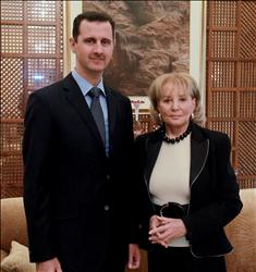 الأسد وباربرا وولترز في دمشق أمس (أ ب) 