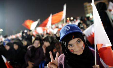 فتاة ترفع راية النصر في تظاهرة للمعارضة في قرية المقشع الجمعة الماضية (أ ف ب) 