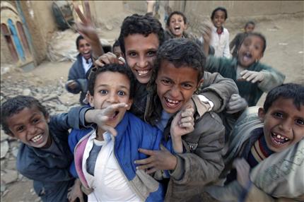 اطفال يمنيون يلهون في محيط مدينة صعدة شمال البلاد امس (رويترز) 