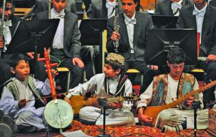 صغار يتعلمون العزف في أفغانستان