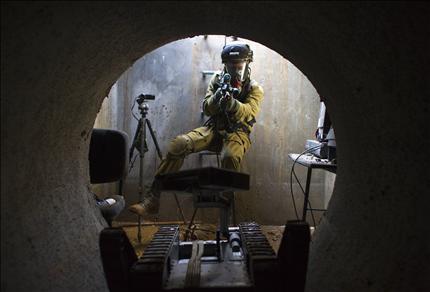 جندي إسرائيلي يتدرب على القتال داخل الأنفاق في قاعدة عسكرية قرب تل أبيب أمس (رويترز) 