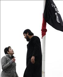 التونسية التي حاولت منع السلفيين من استبدال العلم الوطني بالراية الإسلامية في جامعة منوبة أول أمس (رويترز) 