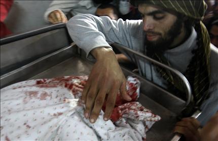 فلسطيني أمام جثمان الشهيد زهير القيسي في غزة أمس (أ ب) 