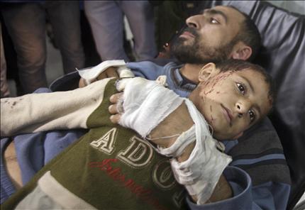 رجل وابنه مصابان في غزة على سرير داخل مستشفى أمس (رويترز) 