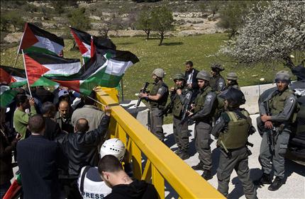 عناصر من قوات الاحتلال الإسرائيلي بمواجهة فلسطينيين يتضامنون مع الأسرى في الضفة الغربية أمس (أ ف ب) 