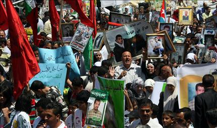فلسطينيون يتظاهرون دعماً للأسرى في نابلس أمس (أ ف ب) 