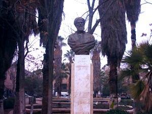 تمثال أبو العلاء المعري في ادلب 