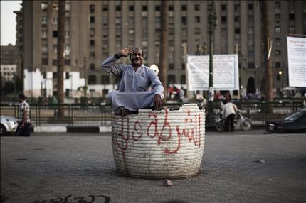 مصري خلال التجمع في ميدان التحرير في القاهرة أمس (أ ف ب) 