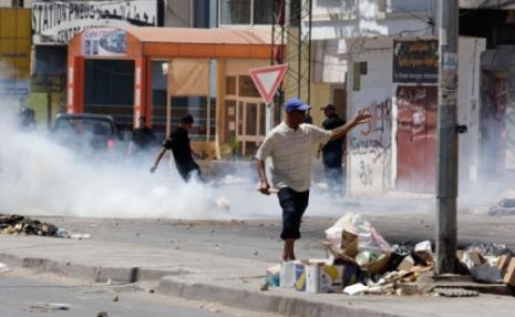 من الاشتباكات الأخيرة بين السلفيين والأمن التونسي (زبير السوسي ــ رويترز) 
