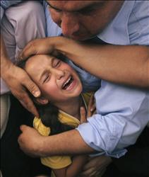 ابنة الشهيد ثائر البيك تبكي خلال جنازة والدها في جباليا شمالي قطاع غزة أمس (رويترز) 