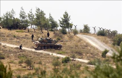دبابة تركية في كيليس قرب الحدود السورية امس (رويترز) 