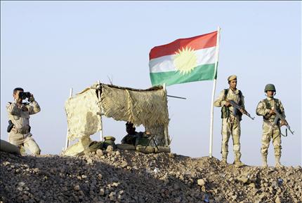 جنود البشمركة الأكراد عند الحدود السورية ـ العراقية شمالاً قبل يومين (رويترز) 