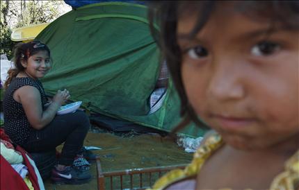 طفلتان من الغجر الروم في مخيم غير شرعي قرب مدينة ليل الفرنسية في 9 آب الحالي (رويترز)