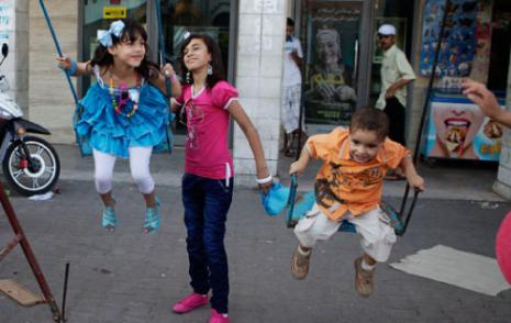 يلهون في إحدى المنتزهات ثاني أيام عيد الفطر في تونس أول من أمس (زبير سويسي ــ رويترز) 