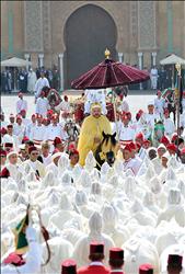 الملك المغربي محمد السادس خلال حفل «الولاء والبيعة» في القصر الملكي في الرباط يوم الثلاثاء الماضي (أ ف ب)