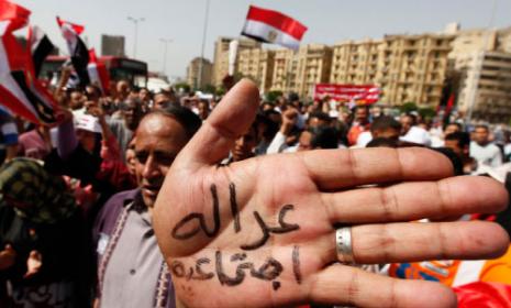 مطلب تحقيق العدالة الاجتماعية يتوحد خلفه المصريون (محمد عبد الغني - رويترز)