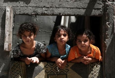 اطفال داخل مخيم الشاطئ في القطاع (محمود الهمص ــ أ ف ب) 