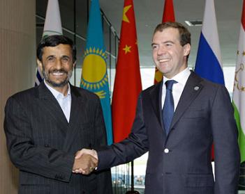 الرئيس الروسي ديمتري ميدفيديف والإيراني أحمدي نجاد