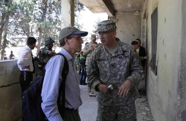 (الصورة: السفير فورد في حماة في مطلع شهر تموز/يوليو 2011)