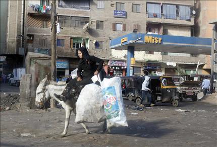 فتاة تركب حماراً في القاهرة أمس الأول (رويترز) 