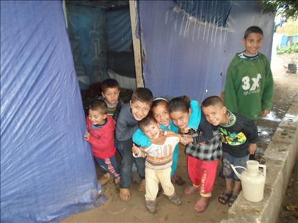 أطفال نازحون أمام خيمتهم في صور («السفير») 