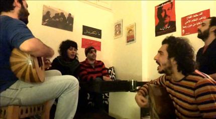 فرقة «الراحل الكبير» في لقطة من فيديو «دُونْتِ مِيكْس» 