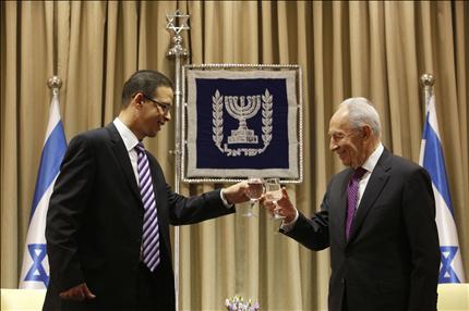بيريز وسالم خلال تقديم أوراق اعتماد الأخير ليصبح سفير مصر الجديد لدى إسرائيل أمس الأول (أ ف ب) 