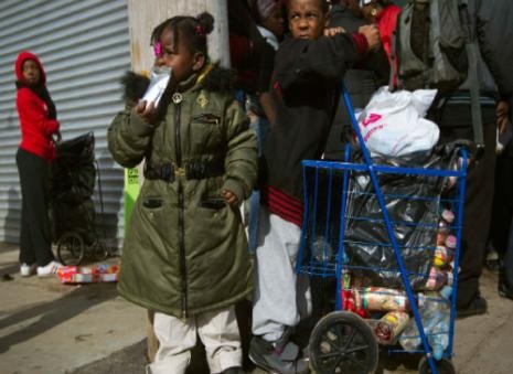 يقفون أمام مركز لتزويدهم بالطعام والمعدات في نيويورك أمس (شانون ستابلتون ــ رويترز) 