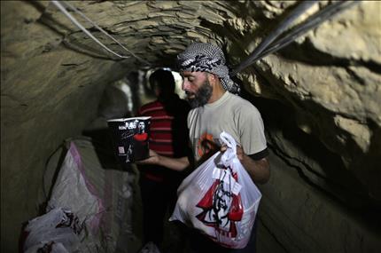 فلسطيني ينقل وجبات «كنتاكي» عبر الأنفاق في جنوب قطاع غزة في 13 أيار الحالي (أ ف ب) 