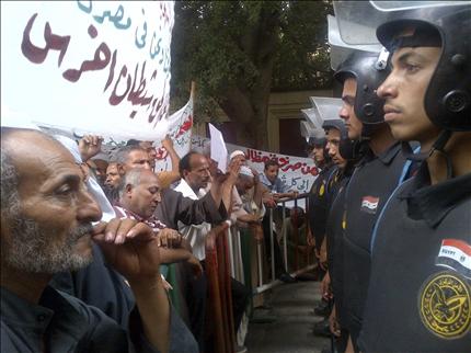 عمال يتظاهرون للمطالبة بتحسين أوضاعهم في القاهرة أمس (رويترز) 