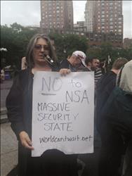 امرأة تشارك في تظاهرة مؤيدة لسنودن في الولايات المتحدة أمس كتب عليها «لا لوكالة الأمن القومي. الدولة الأمنية المتشددة» («السفير») 