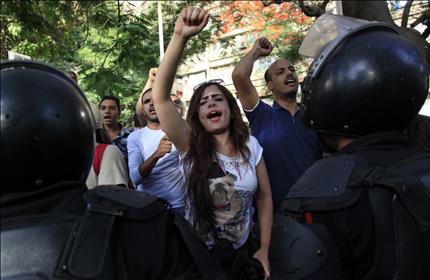 مصريون يرددون شعارات مناهضة لـ«الإخوان» أمام مقر وزارة الثقافة في القاهرة امس (أب) 